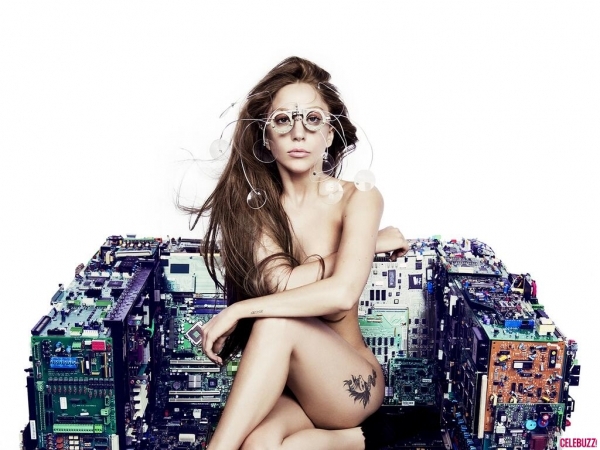 Hóa thành búp bê, Lady Gaga vẫn... nude 2