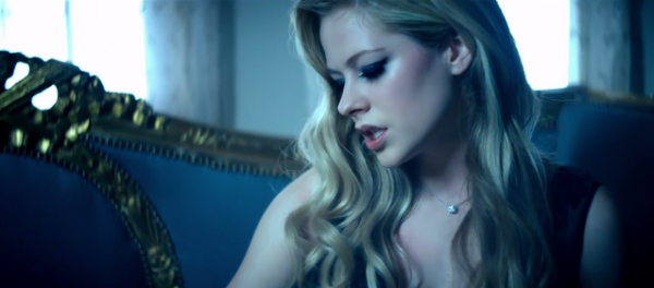 Avril Lavigne khoe nhẫn triệu đô tình tứ bên chồng 3