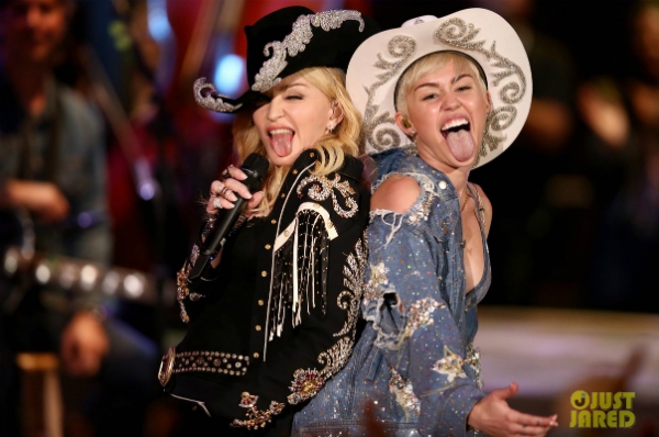 Miley Cyrus rủ Madonna... khoe lưỡi 2
