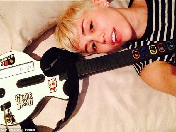 Miley Cyrus ở nhà chơi game thay vì đi dự giải Grammy  1