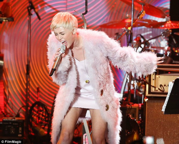 Miley Cyrus ở nhà chơi game thay vì đi dự giải Grammy  2