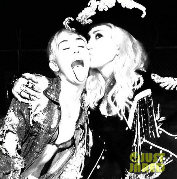Miley Cyrus rủ Madonna... khoe lưỡi 3