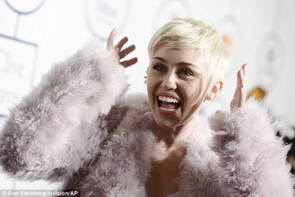 Miley Cyrus ở nhà chơi game thay vì đi dự giải Grammy  4