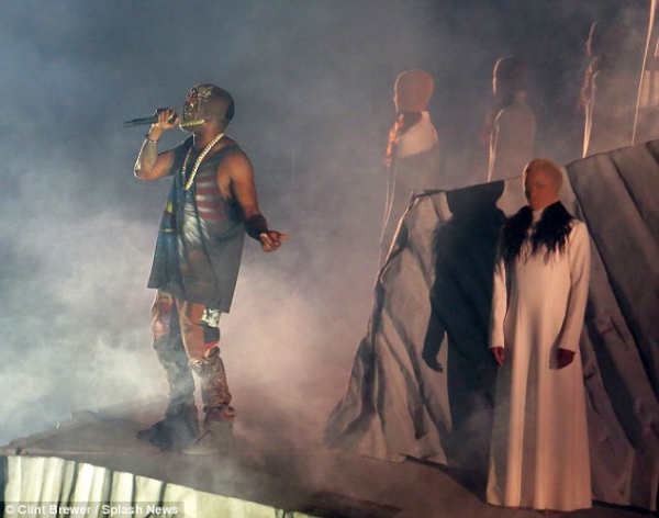 Kanye West ghen tức với sự thành công của Beyoncé 2