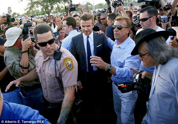 David Beckham hoảng hốt trong dòng fan xô đẩy 3