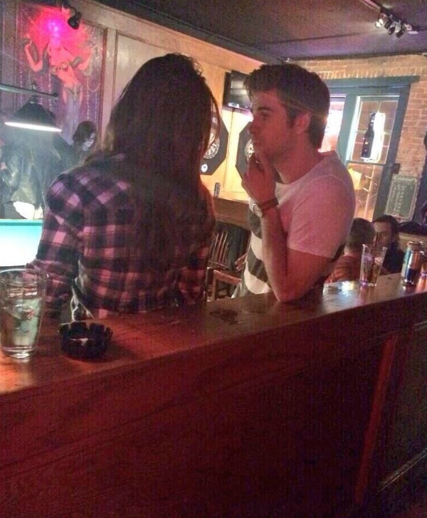 Liam Hemsworth hôn cuồng nhiệt bạn gái mới ở quán bar 1