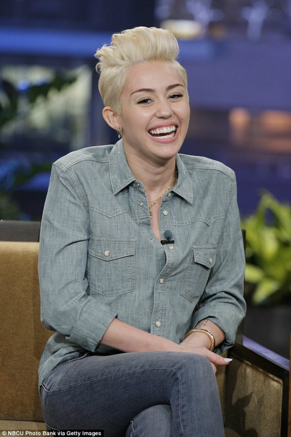 Miley Cyrus đã vứt nhẫn đính hôn với tình cũ trong nhà tắm 6