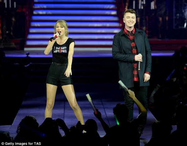 Taylor Swift khoe ch&acirc;n d&agrave;i d&aacute;ng chuẩn 1