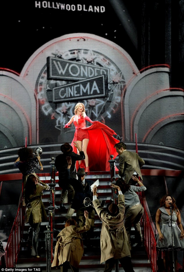 Taylor Swift khoe ch&acirc;n d&agrave;i d&aacute;ng chuẩn 8