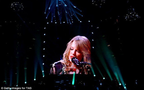 Taylor Swift khoe ch&acirc;n d&agrave;i d&aacute;ng chuẩn 5