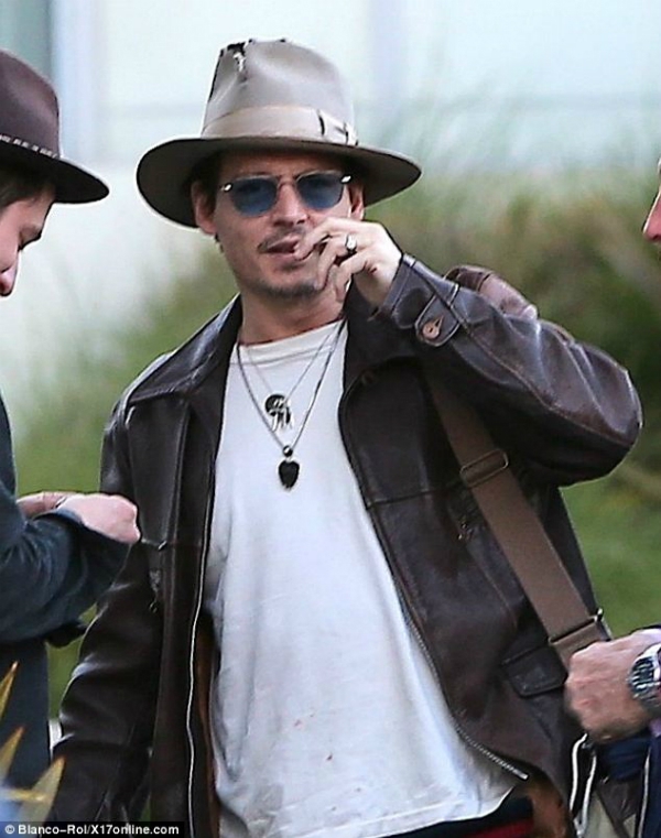 Johnny Depp tự hào khoe nhẫn sau lễ đính hôn 1