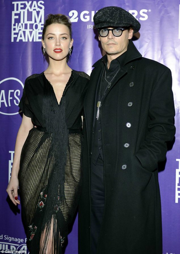 Johnny Depp tự hào khoe nhẫn sau lễ đính hôn 6