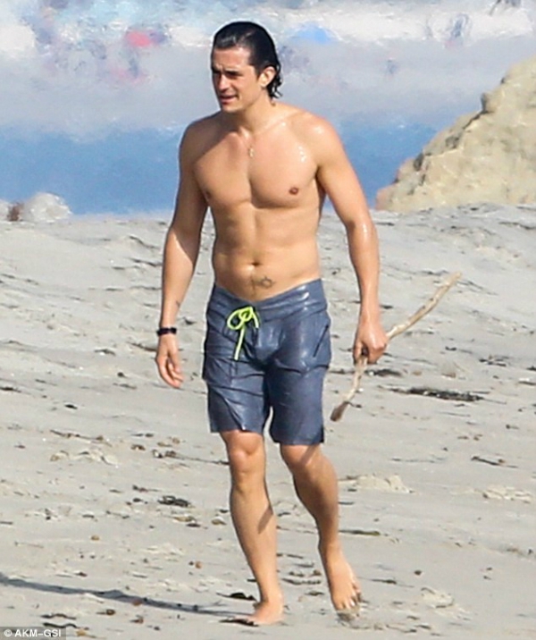 Không dự sinh nhật vợ cũ Orlando Bloom thản nhiên đi tắm biển 1 Không dự sinh nhật vợ cũ Orlando Bloom thản nhiên đi tắm biển 1