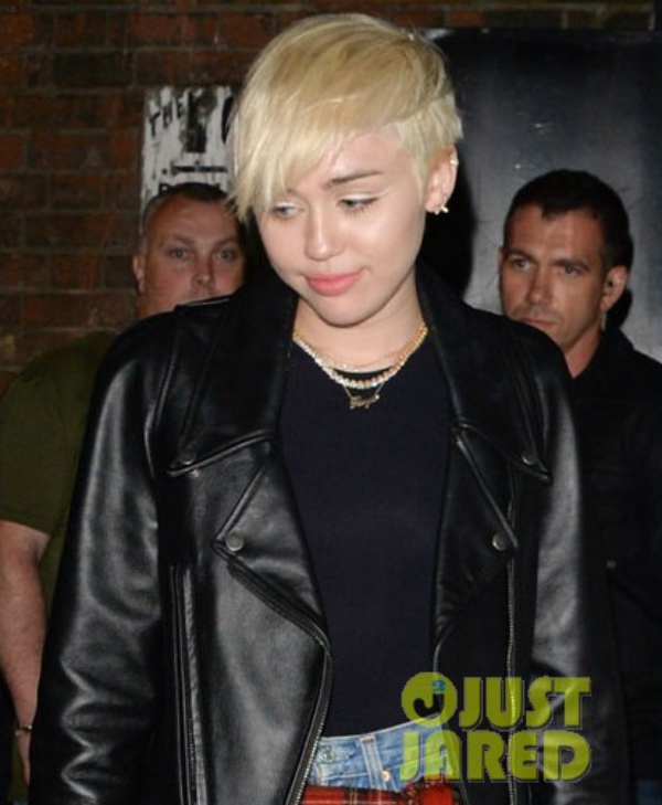 Miley Cyrus bị chỉ trích vì ngày càng hư hỏng 1
