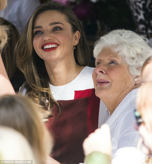  Miranda Kerr rạng rỡ như gái đôi mươi bên bà ngoại 2