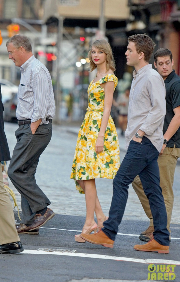 Taylor Swift xinh rực rỡ dạo phố cùng bố và em trai 2