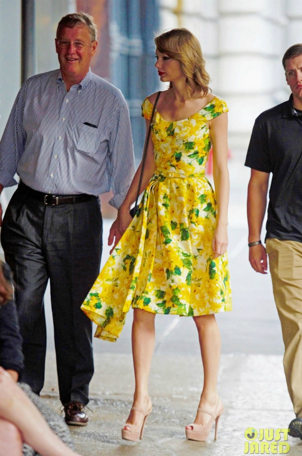 Taylor Swift xinh rực rỡ dạo phố cùng bố và em trai 5