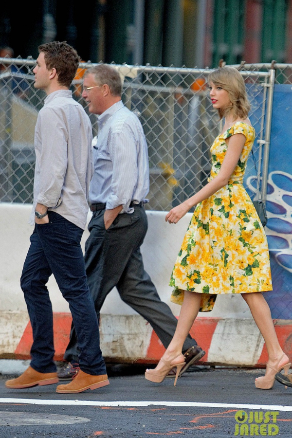 Taylor Swift xinh rực rỡ dạo phố cùng bố và em trai 6