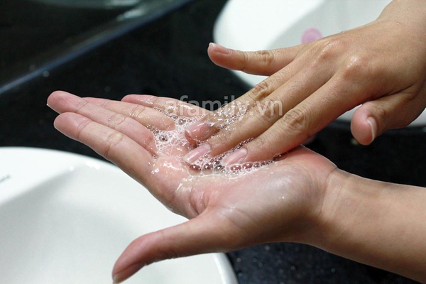 Sữa tẩy trang 2 trong 1 Biore  9