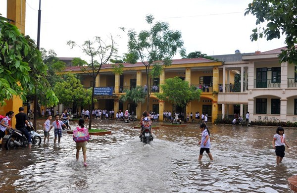 Mưa rào bất chợt, Hà Nội nhiều nơi ngập úng, người dân vất vả di chuyển 11