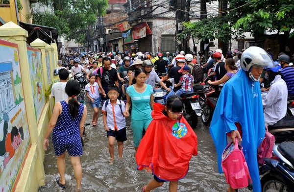 Mưa rào bất chợt, Hà Nội nhiều nơi ngập úng, người dân vất vả di chuyển 9