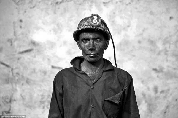 Cận cảnh cuộc sống trong bóng tối của những công nhân mỏ than ở Iran 1