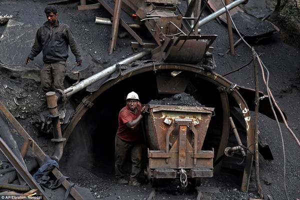 Cận cảnh cuộc sống trong bóng tối của những công nhân mỏ than ở Iran 2