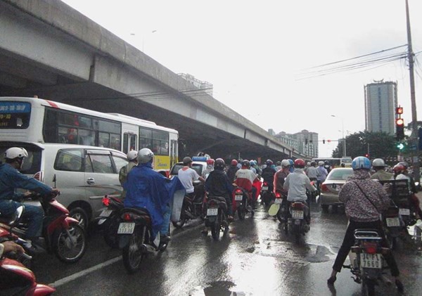 Mưa rào bất chợt, Hà Nội nhiều nơi ngập úng, người dân vất vả di chuyển 8