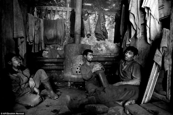 Cận cảnh cuộc sống trong bóng tối của những công nhân mỏ than ở Iran 3