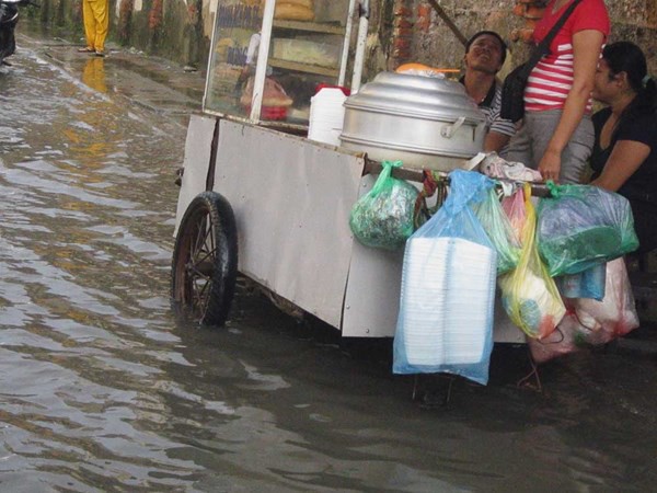 Mưa rào bất chợt, Hà Nội nhiều nơi ngập úng, người dân vất vả di chuyển 6