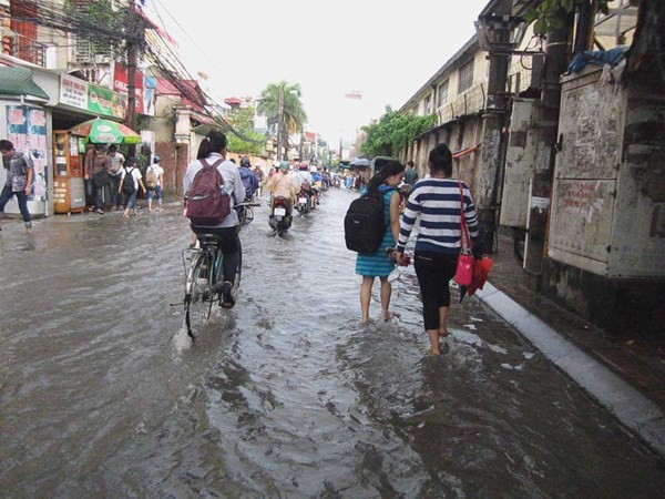 Mưa rào bất chợt, Hà Nội nhiều nơi ngập úng, người dân vất vả di chuyển 7