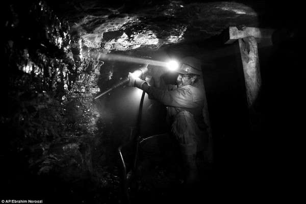 Cận cảnh cuộc sống trong bóng tối của những công nhân mỏ than ở Iran 4