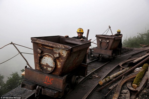 Cận cảnh cuộc sống trong bóng tối của những công nhân mỏ than ở Iran 8