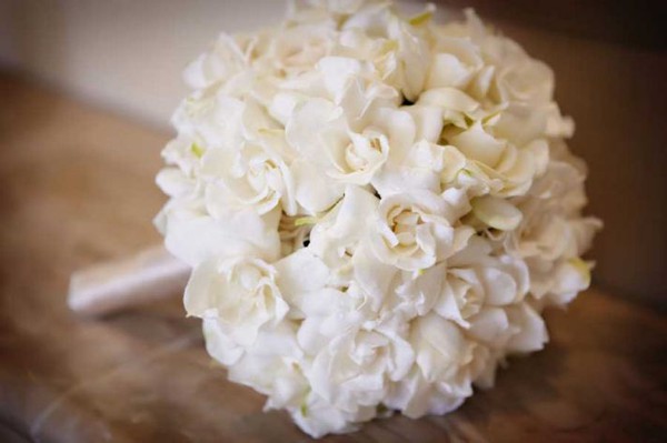 Hoa cưới trắng kiêu sa cho cô dâu mùa lạnh 4