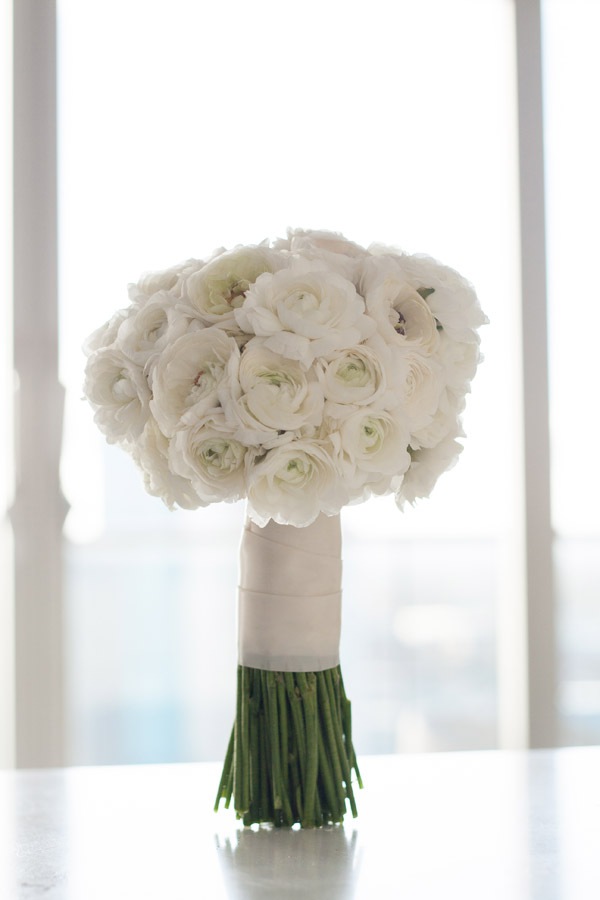 Hoa cưới trắng kiêu sa cho cô dâu mùa lạnh 7