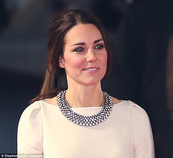 Kate Middleton kết hợp v&ograve;ng 700 ng&agrave;n của Zara với v&aacute;y đắt tiền 2