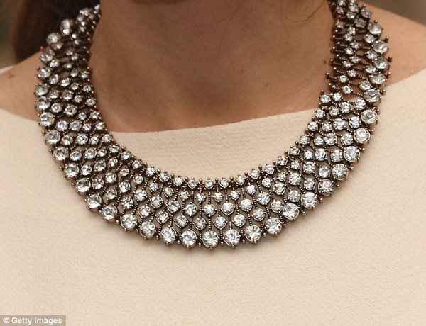 Kate Middleton kết hợp v&ograve;ng 700 ng&agrave;n của Zara với v&aacute;y đắt tiền 3