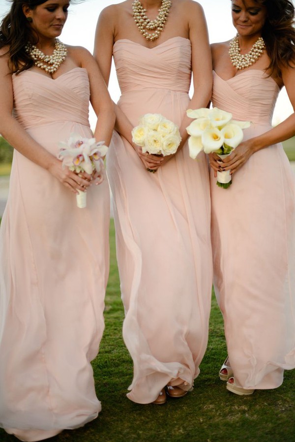 Chọn váy phù dâu dáng dài cho đám cưới thêm lãng mạn 3