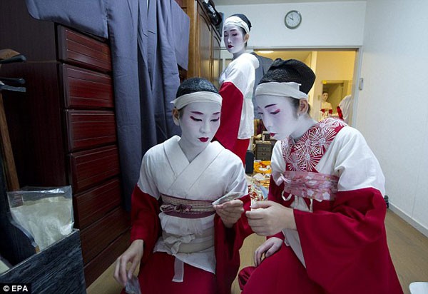 Một ngày của geisha nam duy nhất tại Nhật Bản 14