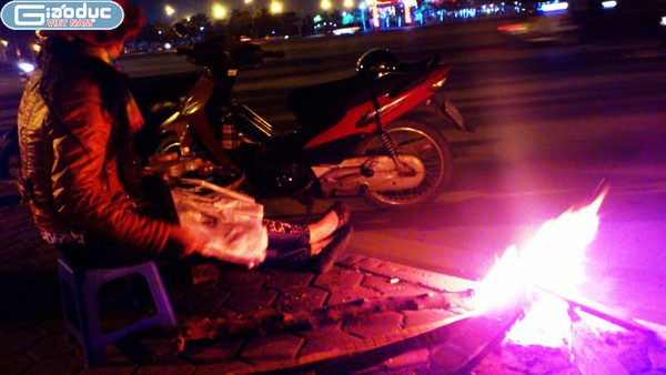 Chùm ảnh: Đốt lửa chống rét giữa Hà Nội 5