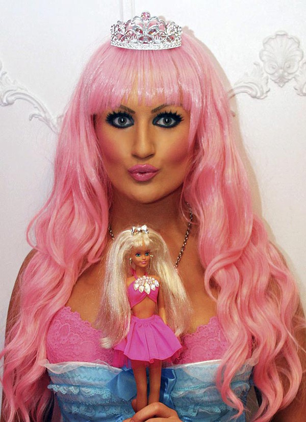 Nữ thạc sĩ mặt xinh như búp bê Barbie 5