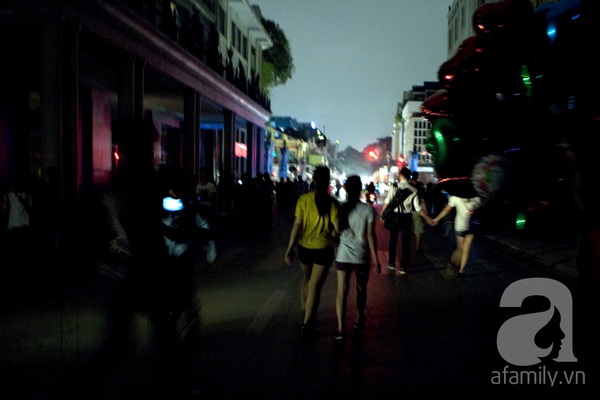 Thủ đô Hà Nội thật khác khi tắt đèn hưởng ứng giờ Trái Đất  7