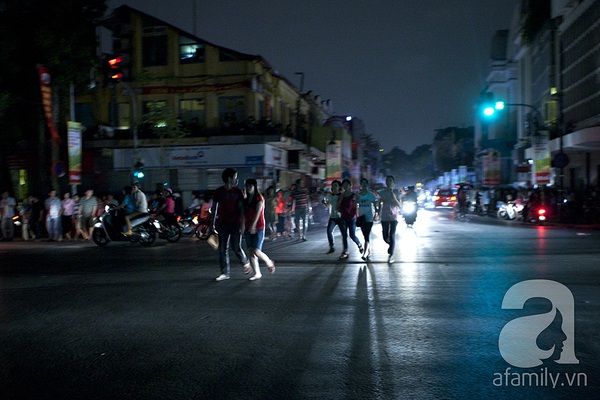 Thủ đô Hà Nội thật khác khi tắt đèn hưởng ứng giờ Trái Đất  8