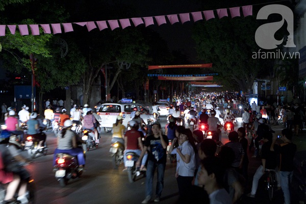 Thủ đô Hà Nội thật khác khi tắt đèn hưởng ứng giờ Trái Đất  5