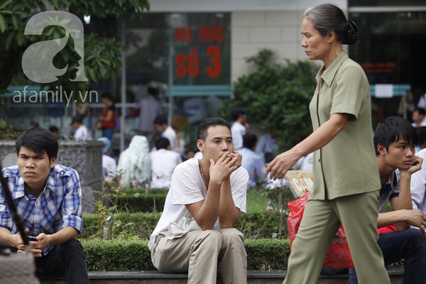 Nhức nhối khói thuốc lá vẫn bay tại những nơi cấm hút  4