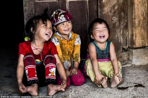 Em bé H\'Mông với nụ cười đáng yêu, khuôn mặt lấp lánh với ánh mắt sáng lấp lánh sẽ khiến bạn phải say mê. Với những bộ trang phục truyền thống của dân tộc, những bức ảnh này sẽ cho bạn thấy vẻ đẹp độc đáo của văn hoá dân tộc H\'Mông.