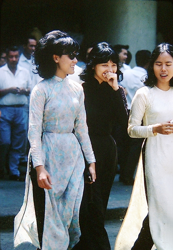 my-nu-viet-xua-that-day-lung-ong-voi-ta-ao-dai-thuot-tha.jpg