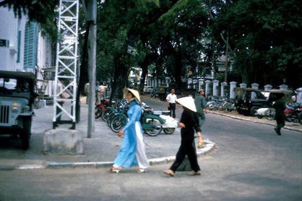 my-nu-viet-xua-that-day-lung-ong-voi-ta-ao-dai-thuot-tha.jpg