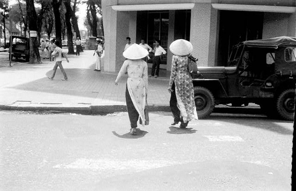 my-nu-viet-xua-that-day-lung-ong-voi-ta-ao-dai-thuot-tha.jpg