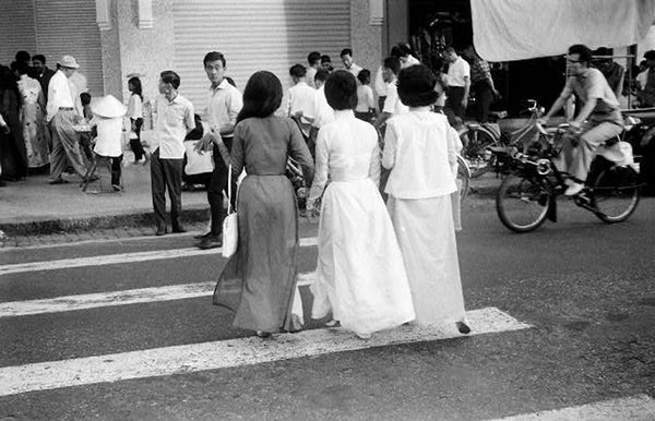 my-nu-viet-xua-that-day-lung-ong-voi-ta-ao-dai-thuot-tha.jpg